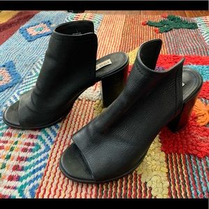 Size 7.5 Back Steve Madden Sandals